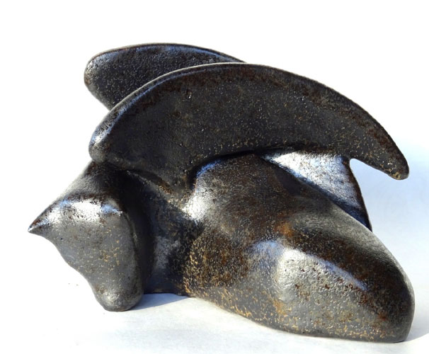 Stier mit Flügeln - Kunstwerk - Kunstobjekt aus glasiertem Steinzeug des Künstlers Jürgen Wulf aus Hamburg