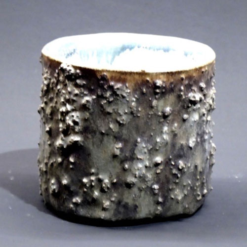 Außergewöhnliches Gefäß aus glasiertem Steinzeug / Keramik in grau, des Hamburger Künstlers Jürgen Wulf