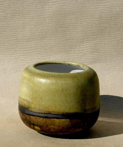 kleine Vase in Erdttönen aus glasiertem Steinzeug / Keramik, des Hamburger Künstlers Jürgen Wulf