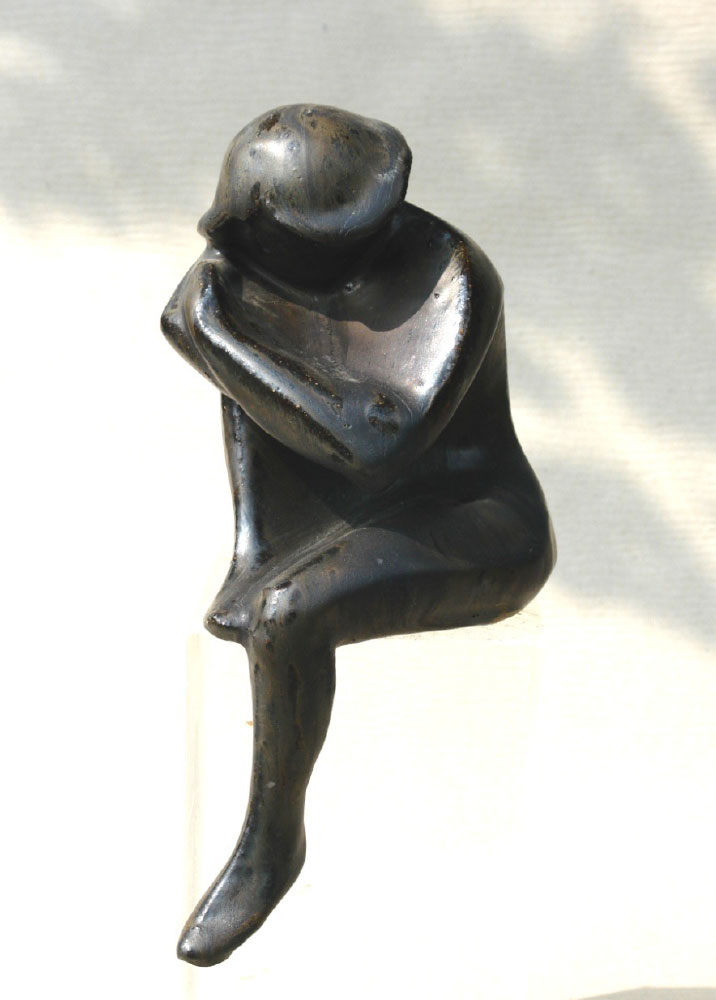 Sitzende Frau - Kunstwerk - Kunstobjekt aus glasiertem Steinzeug des Künstlers Jürgen Wulf aus Hamburg