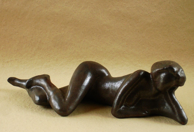 Akt - liegende Frau - Kunstwerk - Kunstobjekt aus glasiertem Steinzeug des Künstlers Jürgen Wulf aus Hamburg