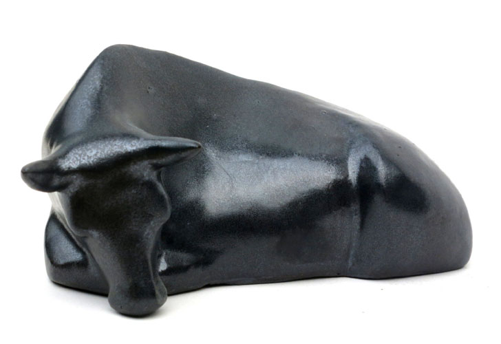 liegender Stier - Kunstwerk - Kunstobjekt aus glasiertem Steinzeug des Künstlers Jürgen Wulf aus Hamburg