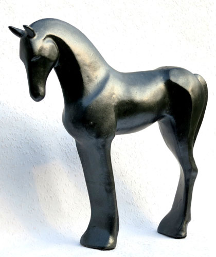 stehendes Pferd - Kunstwerk - Kunstobjekt aus glasiertem Steinzeug des Künstlers Jürgen Wulf aus Hamburg