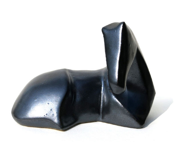 abstraktes Kunstwerk eines liegenden Pferdes - Kunstobjekt aus glasiertem Steinzeug des Künstlers Jürgen Wulf aus Hamburg