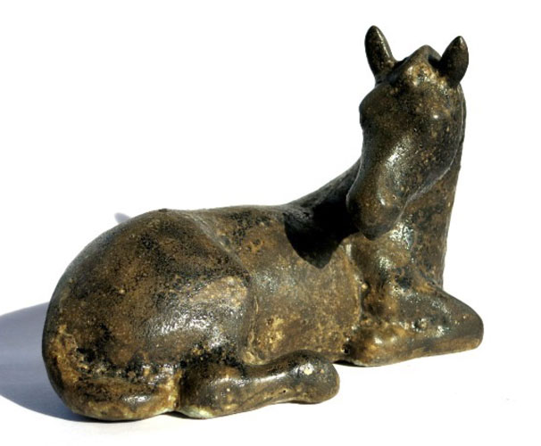 liegendes Pferd - Kunstwerk - Kunstobjekt aus glasiertem Steinzeug des Künstlers Jürgen Wulf aus Hamburg