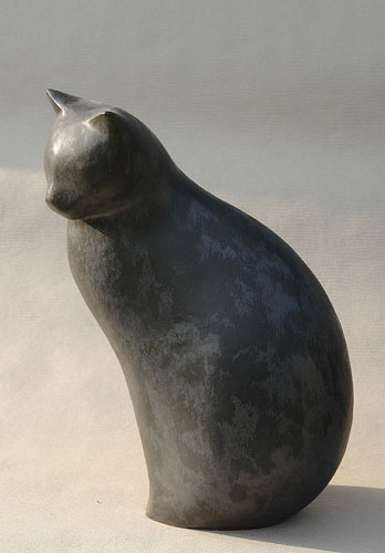 liegende Katze - Katzenskulptur - Kunstwerk - Kunstobjekt aus glasiertem Steinzeug des Künstlers Jürgen Wulf aus Hamburg