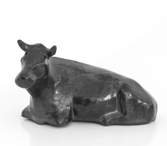 liegende Kuh - Kunstwerk - Kunstobjekt aus glasiertem Steinzeug des Künstlers Jürgen Wulf aus Hamburg