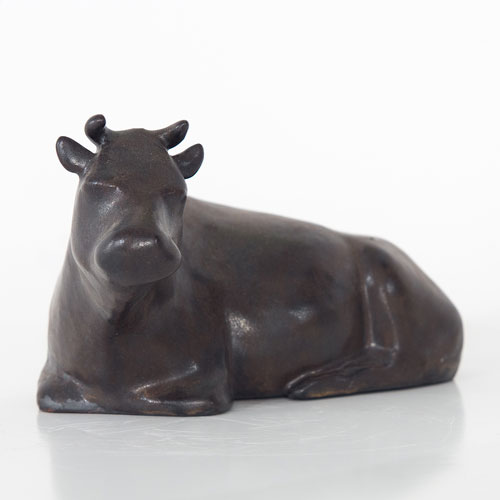 liegende Kuh Kunstwerk - Kunstobjekt aus glasiertem Steinzeug des Künstlers Jürgen Wulf aus Hamburg