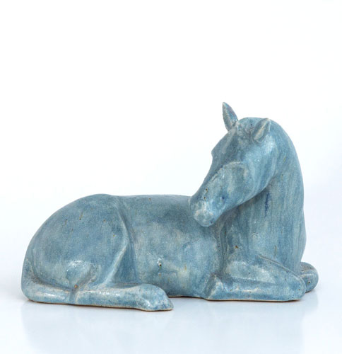 Skulptur eines liegenden Pferdes - Kunstwerk - Kunstobjekt aus glasiertem Steinzeug des Künstlers Jürgen Wulf aus Hamburg