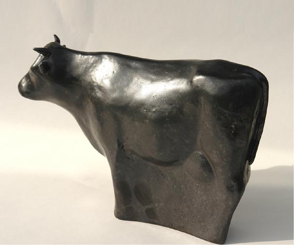 stehende Kuh - Kunstwerk - Kunstobjekt aus glasiertem Steinzeug des Künstlers Jürgen Wulf aus Hamburg