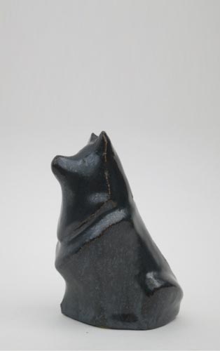 kleine Hundeskulptur - Kunstwerk - Kunstobjekt aus glasiertem Steinzeug des Künstlers Jürgen Wulf aus Hamburg