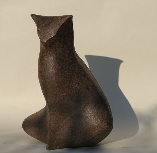 Elegante Katze, rostoptik - unglasiertes Steinzeug - Keramik - Kunstwerk - Kunstobjekt des Künstlers Jürgen Wulf aus Hamburg