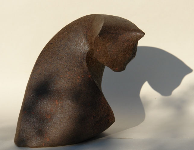 Katze, rostoptik - unglasiertes Steinzeug - Keramik - Kunstwerk - Kunstobjekt des Künstlers Jürgen Wulf aus Hamburg