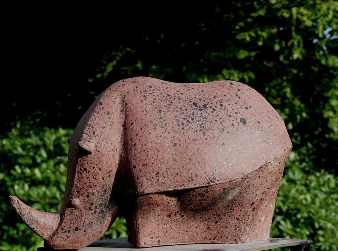 Nashornskulptur, rostoptik  - unglasiertes Steinzeug - Keramik - Kunstwerk - Kunstobjekt des Künstlers Jürgen Wulf aus Hamburg