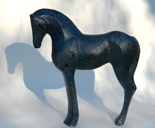 elegante, aufrechtstehende Pferdeskulptur - unglasiertes Steinzeug - Keramik - Kunstwerk - Kunstobjekt des Künstlers Jürgen Wulf aus Hamburg
