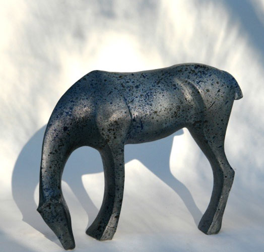 grasendens Pferd  - unglasiertes Steinzeug - Keramik - Kunstwerk - Kunstobjekt des Künstlers Jürgen Wulf aus Hamburg