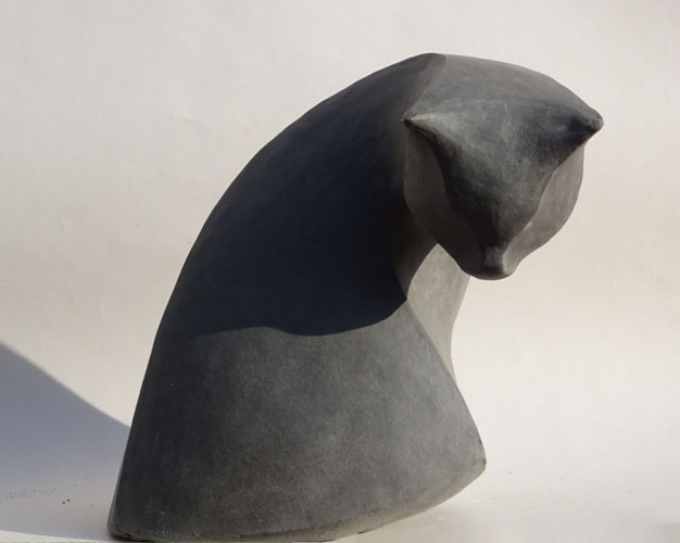 graue Katzenskulptur - unglasiertes Steinzeug - Keramik - Kunstwerk - Kunstobjekt des Künstlers Jürgen Wulf aus Hamburg